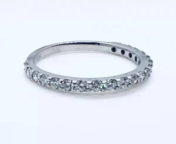 14 Karat White Gold Round Brilliant Diamond Band D3