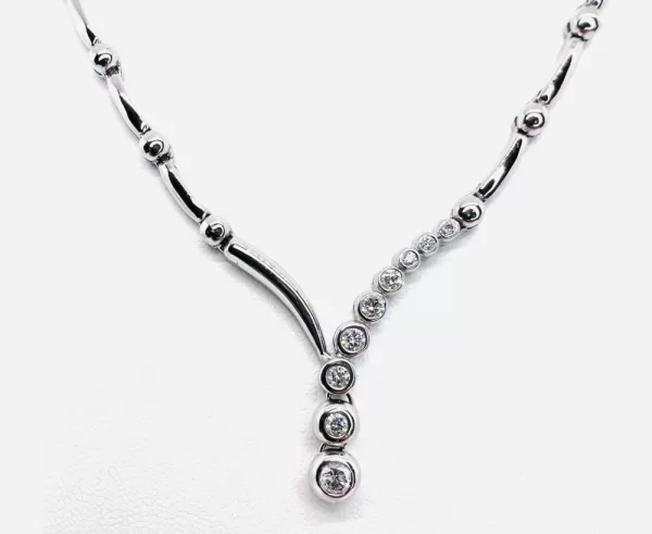 14 Karat White Gold Round Brilliant Diamond Necklace D2