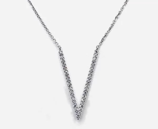 14 Karat White Gold Round Brilliant Diamond Necklace D4