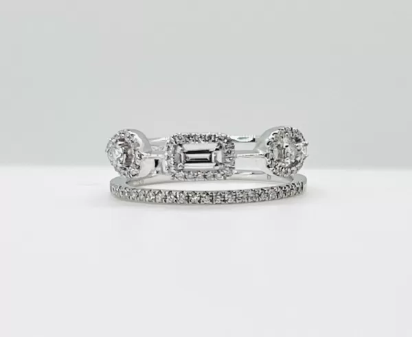 18 Karat White Gold Round Brilliant | Baguette Diamond Ring D3