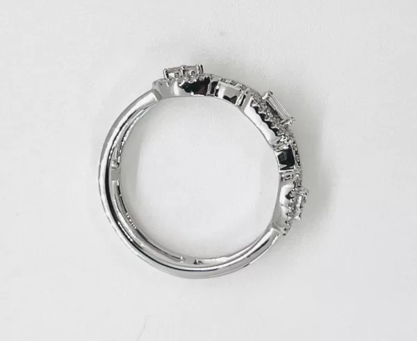 18 Karat White Gold Round Brilliant | Baguette Diamond Ring D3