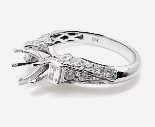 18K White Gold Round Brilliant Baguette Diamond Ring D4