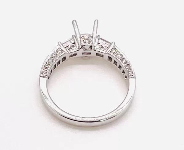 18 Karat White Gold Round Brilliant | Baguette Diamond Ring D6