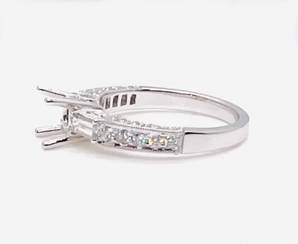 18 Karat White Gold Round Brilliant | Baguette Diamond Ring D6