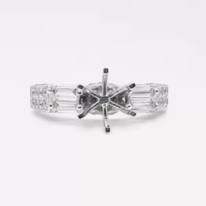 18 Karat White Gold Round Brilliant | Baguette Diamond Ring D9