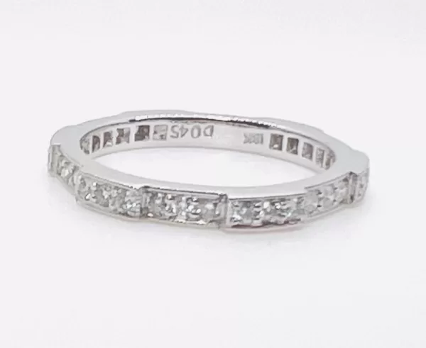 18 Karat White Gold Round Brilliant Diamond Band D3