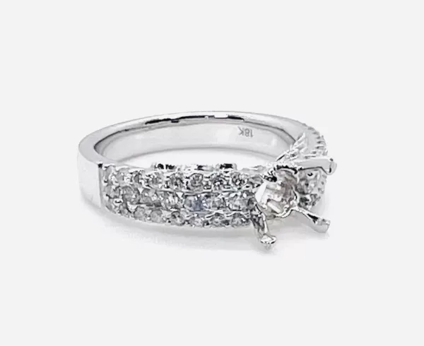 18 Karat White Gold Round Brilliant Diamond Ring D7