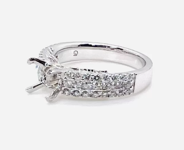 18 Karat White Gold Round Brilliant Diamond Ring D7