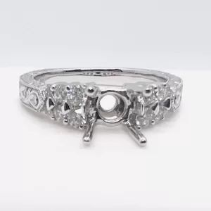 18 Karat White Gold Round Brilliant Diamond Ring D9