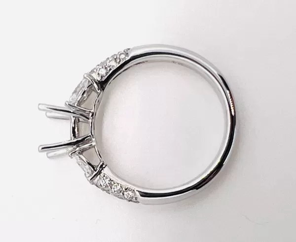 18 Karat White Gold Round Brilliant Marquise Diamond Ring