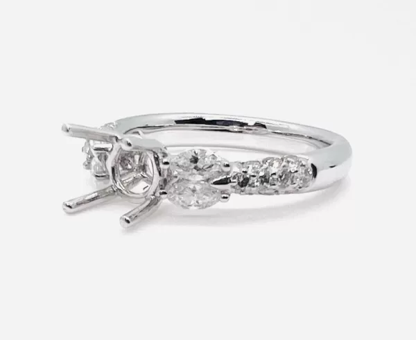 18K White Gold Round Brilliant Marquise Diamond Ring